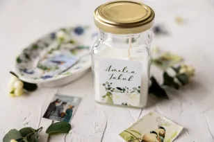 Świeczki - Podziękowania dla gości. Etykieta z kwiatowym motywem białych róż i zielonymi gałązkami eukaliptusa