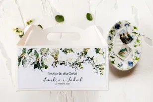 Prostokątne Pudełko na Ciasto weselne z kwiatowym motywem białych róż i zielonymi gałązkami eukaliptusa