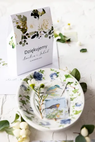 Eine Schachtel für Süßigkeiten, dank der Hochzeitsgäste mit einem Blumenmotiv aus weißen Rosen und grünen Eukalyptuszweigen