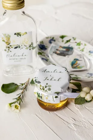 Honey - Danke, Geschenke für Hochzeitsgäste. Reithaube mit floralem Motiv aus weißen Rosen und grünen Eukalyptuszweigen