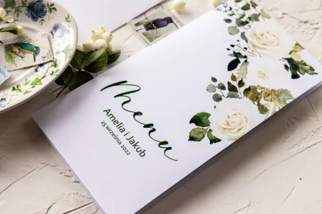 Menu weselne z kwiatowym motywem białych róż i zielonymi gałązkami eukaliptusa