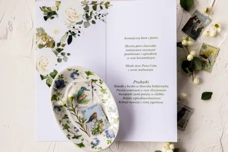 Menu weselne z kwiatowym motywem białych róż i zielonymi gałązkami eukaliptusa