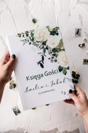 Hochzeitsgästebuch mit floralem Motiv aus weißen Rosen und grünen Eukalyptuszweigen