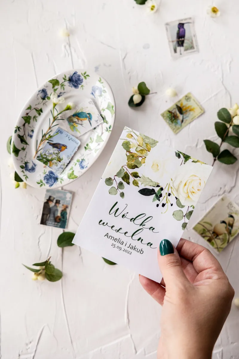 Ślubne Etykiety samoprzylepne na butelki z kwiatowym motywem białych róż i zielonymi gałązkami eukaliptusa
