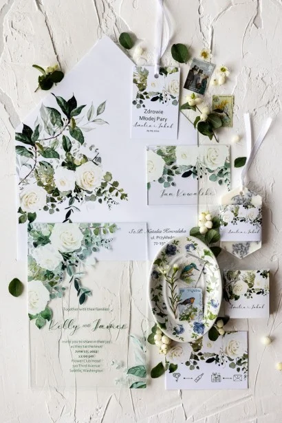 Kwiatowa Elegancja Zaproszenia Ślubne na Szkle z Białymi Różami i Kopertą Greenery | Korani nr 12