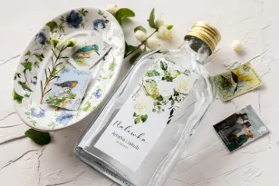 Ślubne Butelki na nalewki - Podziękowania dla Gości. Etykieta z kwiatowym motywem białych róż i zielonymi gałązkami eukaliptusa