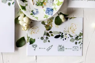 Hochzeitseinladungskarte mit Blumenmotiv aus weißen Rosen und grünen Eukalyptuszweigen