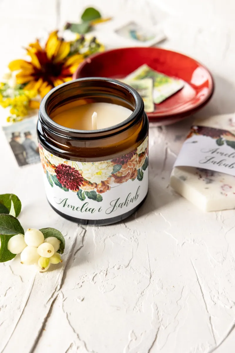 Naturalne Świeczki sojowe - podziękowania dla gości. Etykieta z nadrukiem z burgundowymi daliami i herbacianymi różami