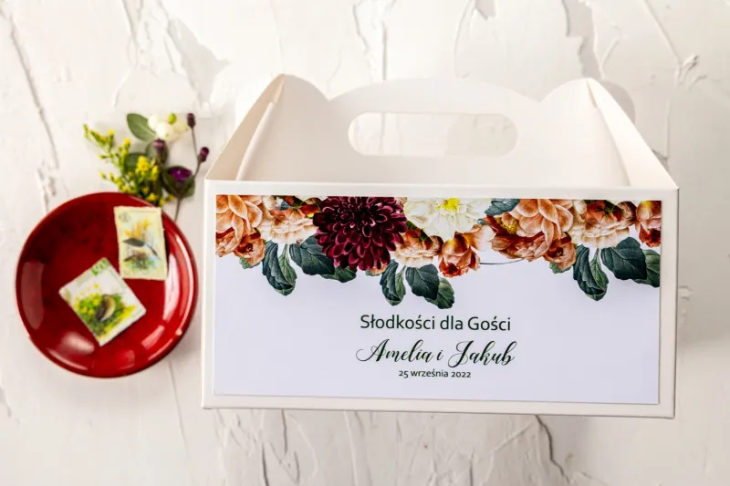 Prostokątne Pudełko na Ciasto weselne z burgundowymi daliami i herbacianymi różami