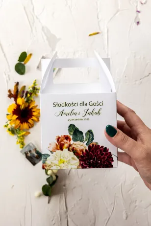 Quadratische Hochzeitstortenschachtel mit burgunderroten Dahlien und Teerosen