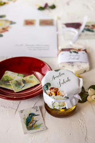 Honey - Danke, Geschenke für Hochzeitsgäste. Reitkäppchen mit weinroten Dahlien und Teerosen