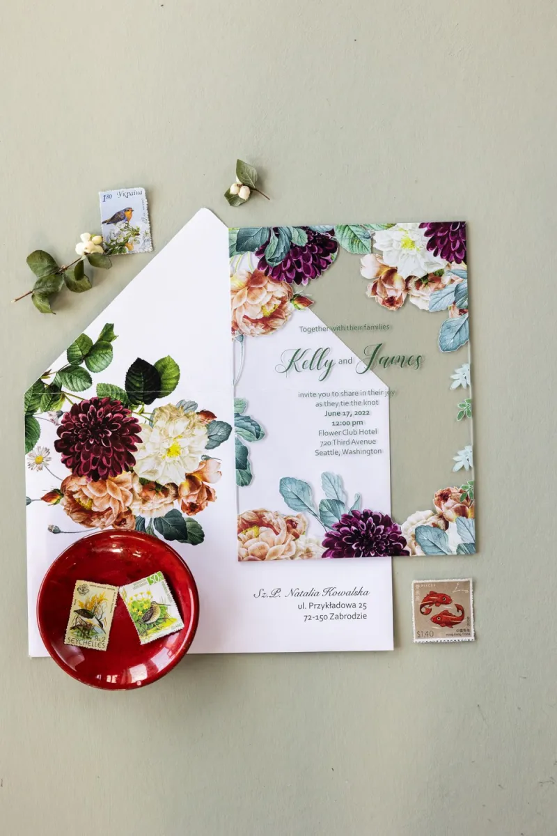 Jesienne zaproszenia ślubne z burgundowymi daliami i herbacianymi różami na szkle