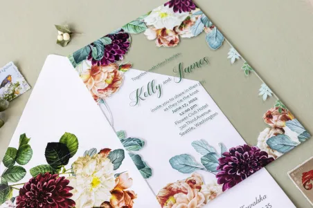 Herbstliche Hochzeitseinladungen mit weinroten Dahlien und Teerosen auf Glas