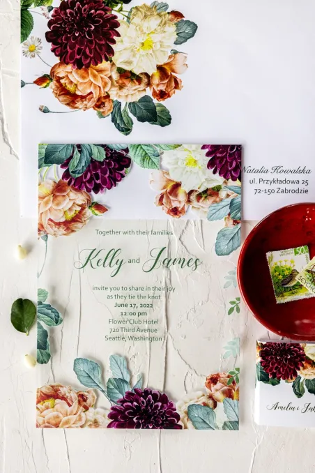 Herbstliche Hochzeitseinladungen mit weinroten Dahlien und Teerosen auf Glas