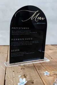 Eleganckie Menu Weselne na Pleksi z Złotymi Akcentami | Stylowa Dekoracja Stołu