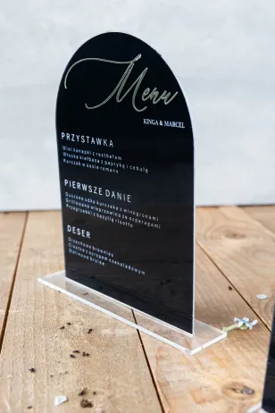 Eleganckie Menu Weselne na Pleksi z Złotymi Akcentami | Stylowa Dekoracja Stołu | Dalia nr 1