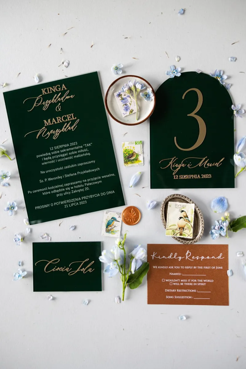 Moderne Hochzeitseinladungen auf flaschengrünem Glas mit vergoldeten Vor- und Nachnamen des Brautpaares Moderne Hochzeitseinladungen auf flaschengrünem Glas mit vergoldeten Vor- und Nachnamen des Brautpaares