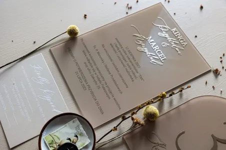 Nowoczesne zaproszenia ślubne na szkle w kolorze beżowym ze złoconymi Imionami i Nazwiskami Pary Młodej
