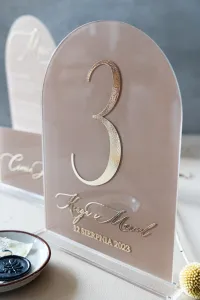 Beżowe Numery na Stół Weselny z Pleksi | Dalia nr 3