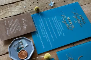 Nowoczesne zaproszenia ślubne na szkle w kolorze dusty blue ze złoconymi Imionami i Nazwiskami Pary Młodej