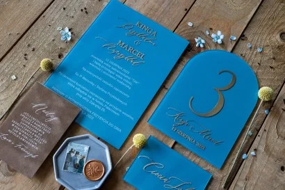 Eleganckie Zaproszenia Ślubne na Szkle ze Złoceniami w Kolorze Dusty Blue | Dalia nr 4