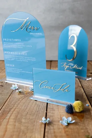 Moderne Plexiglas-Hochzeitsvignetten mit staubblauer Vergoldung mit elegantem Ständer