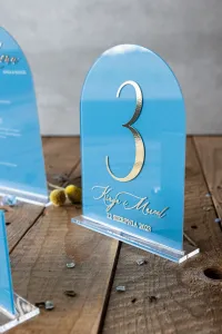 Złocone Numerki na Stół Pleksi Dusty Blue | Dalia nr 4