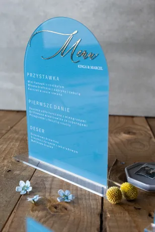 Modernes Hochzeitsmenü mit Vergoldung auf Plexiglas in staubigem Blau mit elegantem Ständer