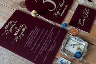 Bordowe, minimalistyczne zaproszenia ślubne na szkle ze złoconymi Imionami i Nazwiskami Pary Młodej