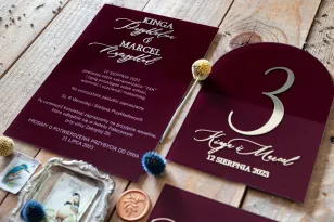 Bordowe, minimalistyczne zaproszenia ślubne na szkle ze złoconymi Imionami i Nazwiskami Pary Młodej