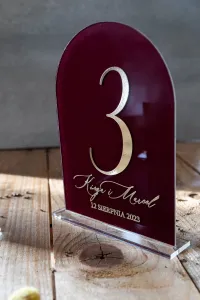 Bordowe Numery na Stół z Pleksi Złocone | Dalia nr 6