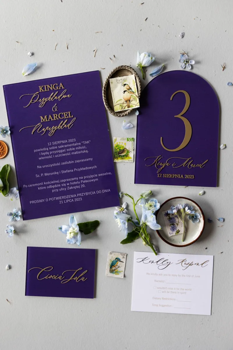Lavendelfarbene Hochzeitseinladungen auf Glas mit vergoldeten Vor- und Nachnamen der Braut und des Bräutigams