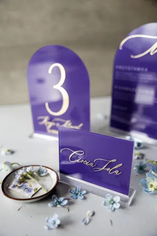 Złocone Menu Weselne na Pleksi z Fioletową Lawendą | Elegancka Karta Menu na Stół | Dalia nr 7