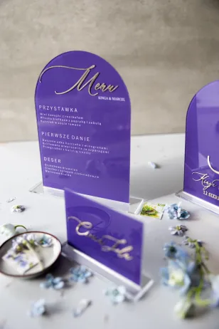 Modernes Hochzeitsmenü mit Vergoldung auf Plexiglas in lila Farbe mit elegantem Ständer