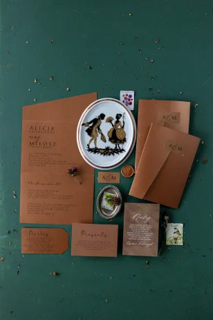 Elegante Einladungen in Kupferfarbe, gedruckt auf perlmuttartigem, metallisierendem Papier