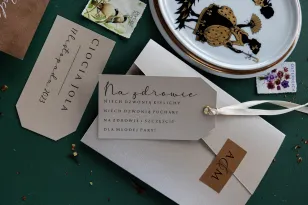 Nowoczesne beżowe zawieszki na alkohol perłowe | Personalizowane etykiety na butelki weselne | Modern nr 2