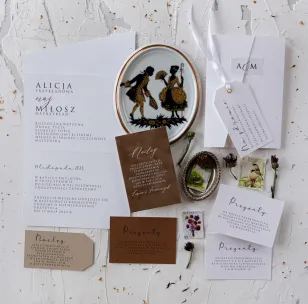 Elegante Hochzeitseinladungen in moderner Form, gedruckt auf Papier mit zarter Textur