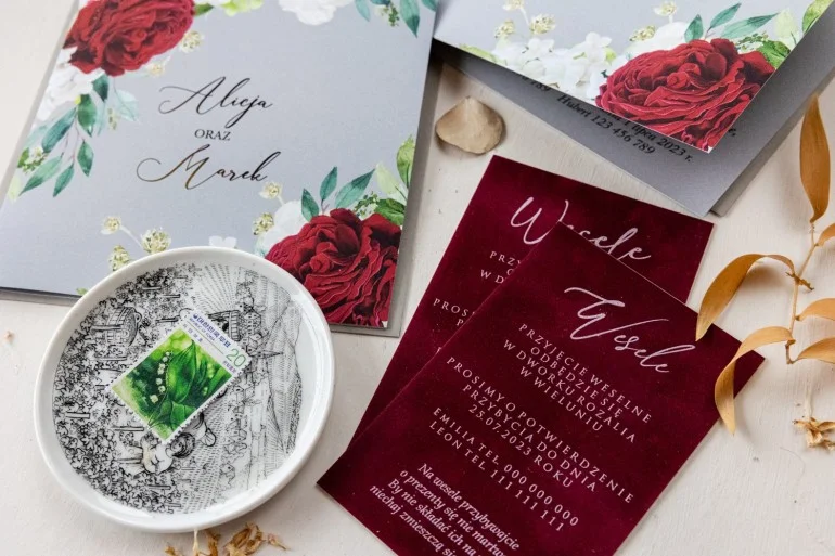 Romantyczne Zaproszenie ze Złoceniami i Czerwonymi Kwiatami | Zaproszenia ślubne złocone