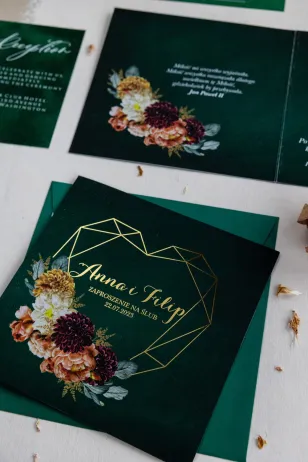 Grüne Hochzeitseinladungen mit einem geometrischen Herz und goldenen Namen der Braut und des Bräutigams