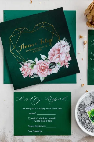 Zielone zaproszenia ślubne z różami i geometrycznym sercem. Są to zaproszenia ślubne w kolorze butelkowej zieleni