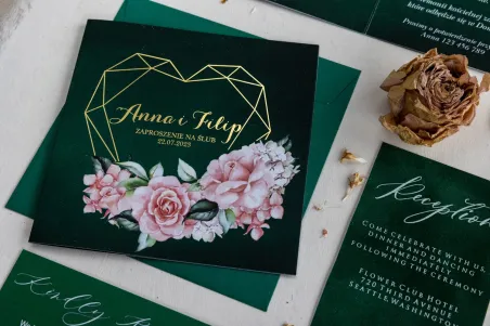 Zielone zaproszenia ślubne z różami i geometrycznym sercem. Są to zaproszenia ślubne w kolorze butelkowej zieleni