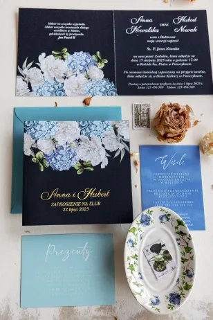 Marineblaue Hochzeitseinladungen mit weißen Pfingstrosen und blauen Hortensien