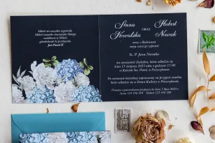 Marineblaue Hochzeitseinladungen mit weißen Pfingstrosen und blauen Hortensien
