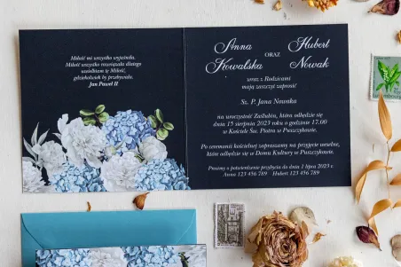 Granatowe zaproszenia ślubne z białymi piwoniami i niebieskimi hortensjami