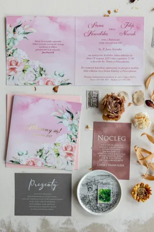 Pastellfarbene Hochzeitseinladungen in zartem Rosa sind dezente Einladungen mit goldener Schrift