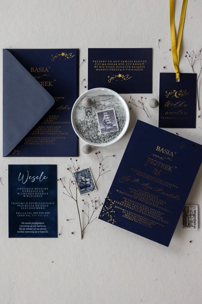 Marineblaue Hochzeitseinladungen mit vergoldeten Sternen. Den Einladungen wird ein marineblauer Umschlag beigefügt