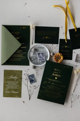 Ein-Karten-Hochzeitseinladungen in Flaschengrün sind ein Vorschlag für die Hochzeitssaison 2023