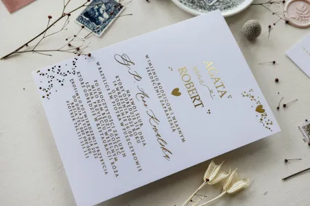 Białe, klasyczne zaproszenia ślubne ze złotą treścią. Do zaproszeń dołączona koperta w kolorze pudrowego różu