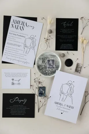 Moderne Hochzeitseinladungen mit originellen Grafiken des Brautpaares sind ein zeitloses Angebot