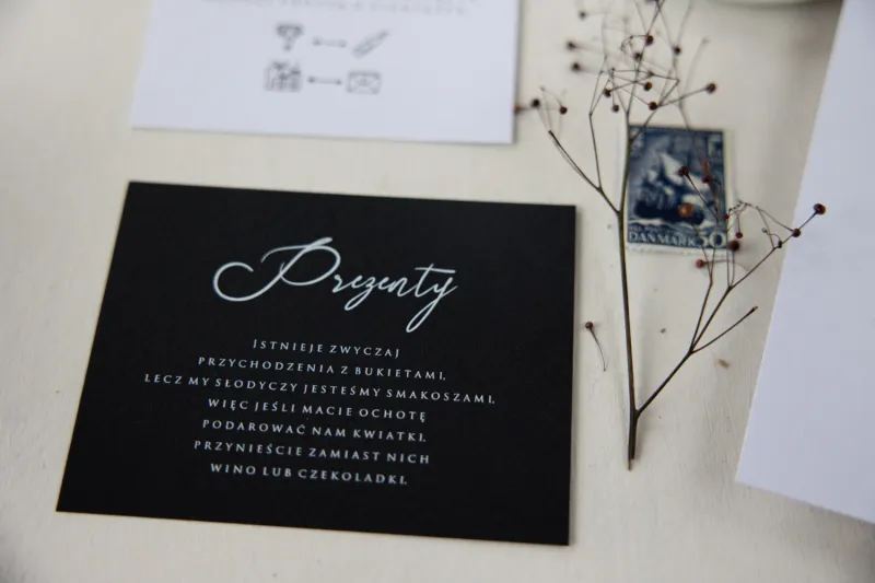 Bilecik do zaproszeń ślubnych z białym nadrukiem na czarnym, eleganckim papierze z fakturą filcu